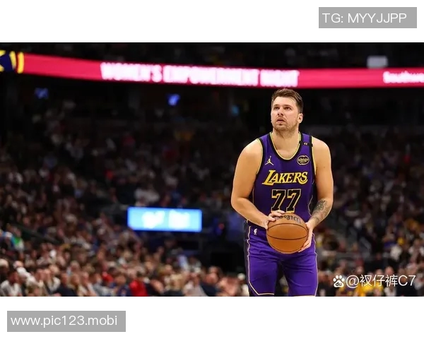 湖人憾负！东契奇30+15+8，赛后老詹走到尼克斯替补席，一把抱住布伦森